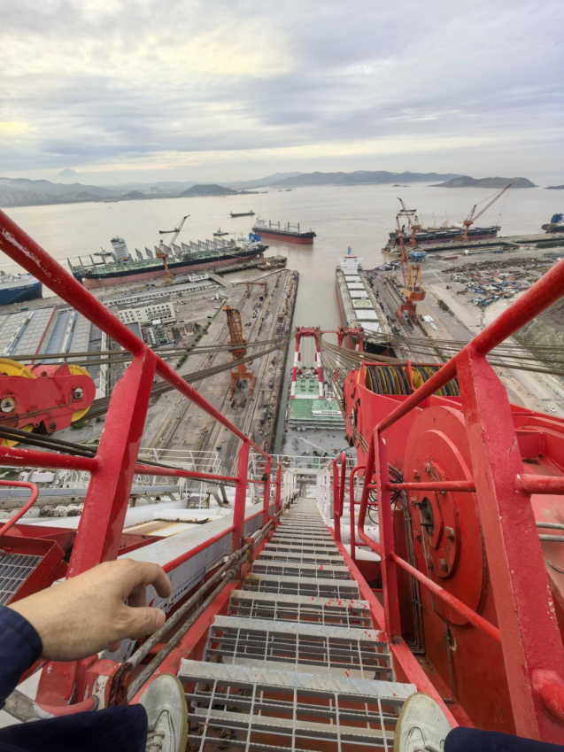 Au service des « meilleurs du monde » | Weite a participé à la construction du pont autoroutier de Xihoumen et a érigé avec succès la première section de la poutre en acier.