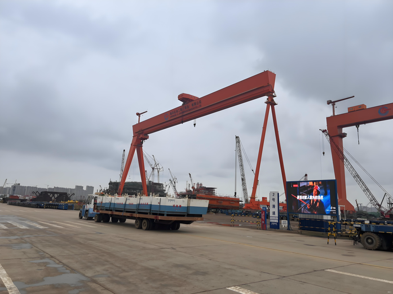 Le limiteur de surcharge de WTAU a été appliqué avec succès à une grue portique de 1000 tonnes de la Qingdao Offshore Oil Corporation.