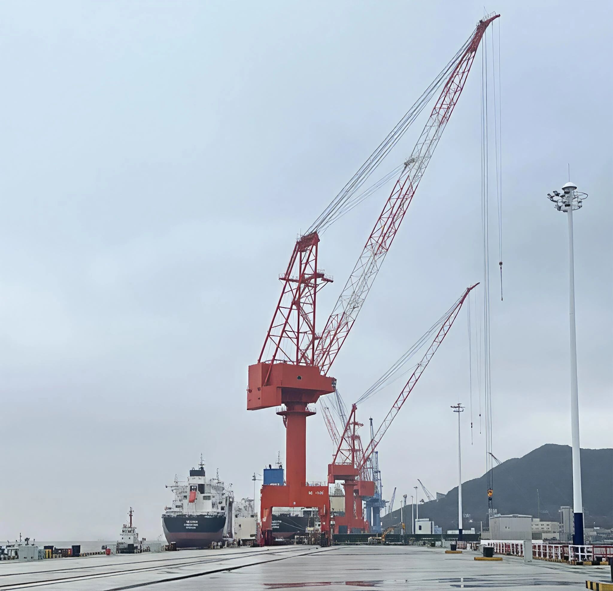 WTAU collabore étroitement avec les chantiers navals ! Système anticollision LiDAR   surveillance de sécurité CMS mis en œuvre sur les grues.