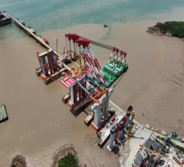 Au service des « meilleurs du monde » | Weite a participé à la construction du pont autoroutier de Xihoumen et a érigé avec succès la première section de la poutre en acier.
