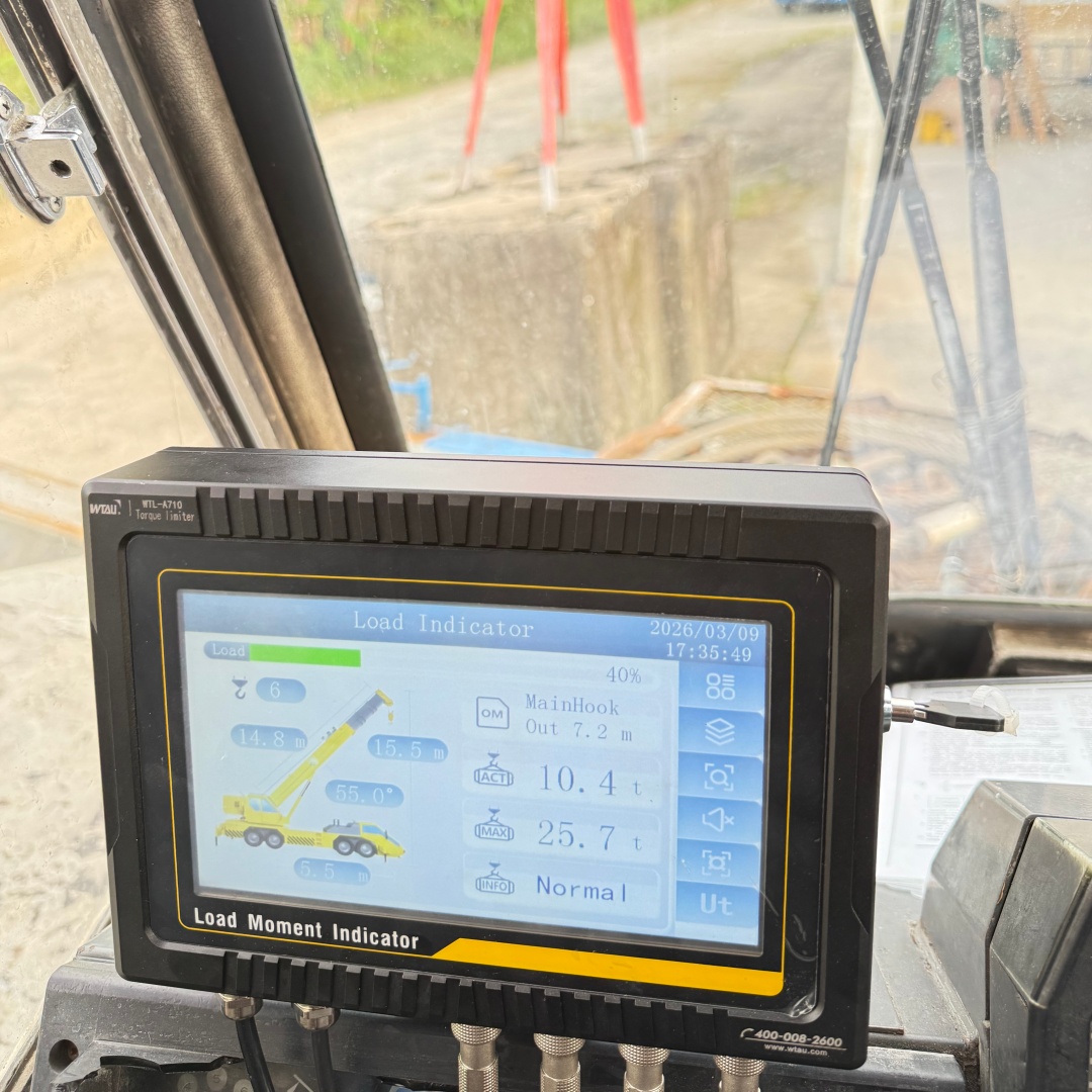 Le système hydraulique LMI WTL-A700 de WTAU a été adapté avec succès à une grue Kobelco RK450 et a reçu de vifs éloges de la part d'un client malaisien.