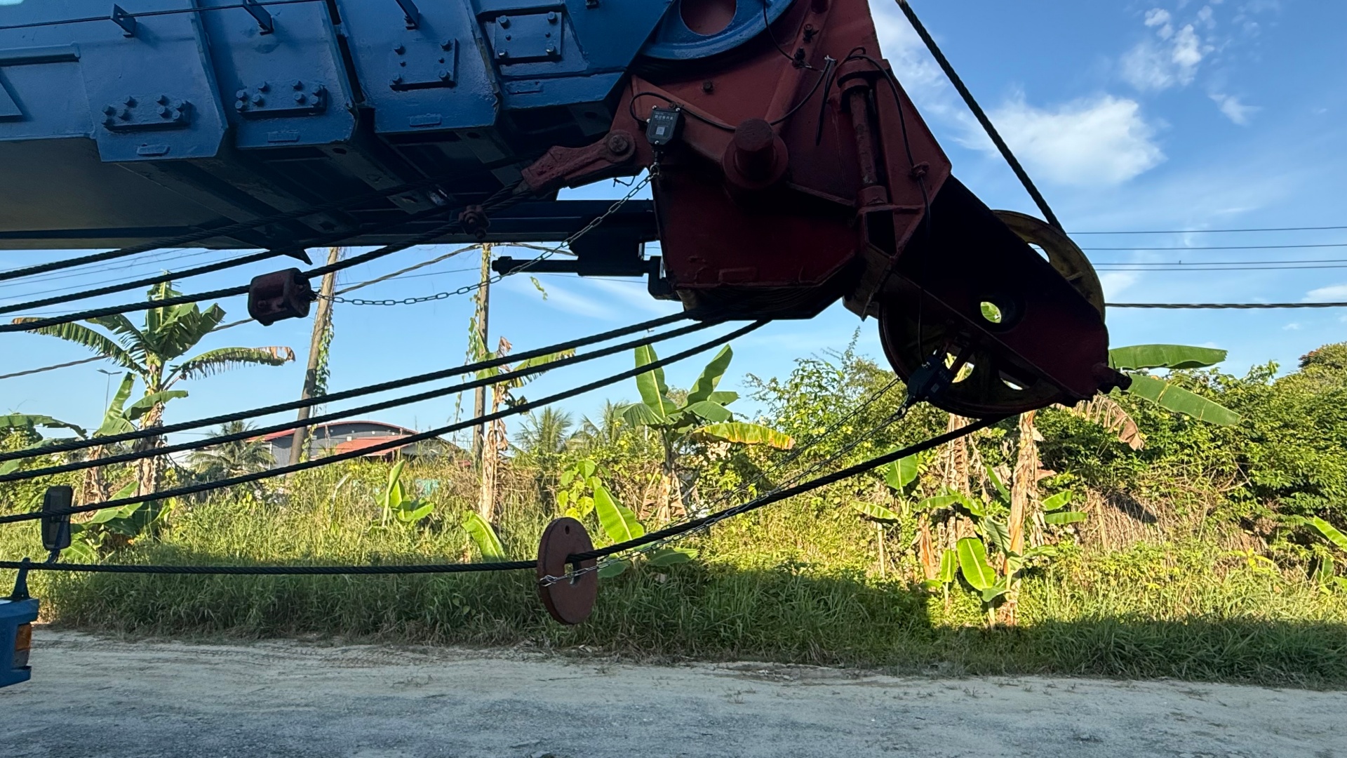 Le système hydraulique LMI WTL-A700 de WTAU a été adapté avec succès à une grue Kobelco RK450 et a reçu de vifs éloges de la part d'un client malaisien.