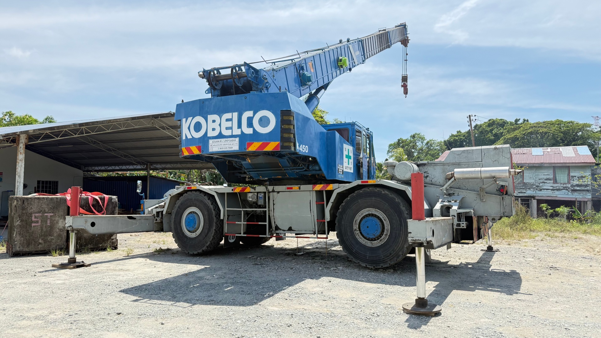 Le système hydraulique LMI WTL-A700 de WTAU a été adapté avec succès à une grue Kobelco RK450 et a reçu de vifs éloges de la part d'un client malaisien.